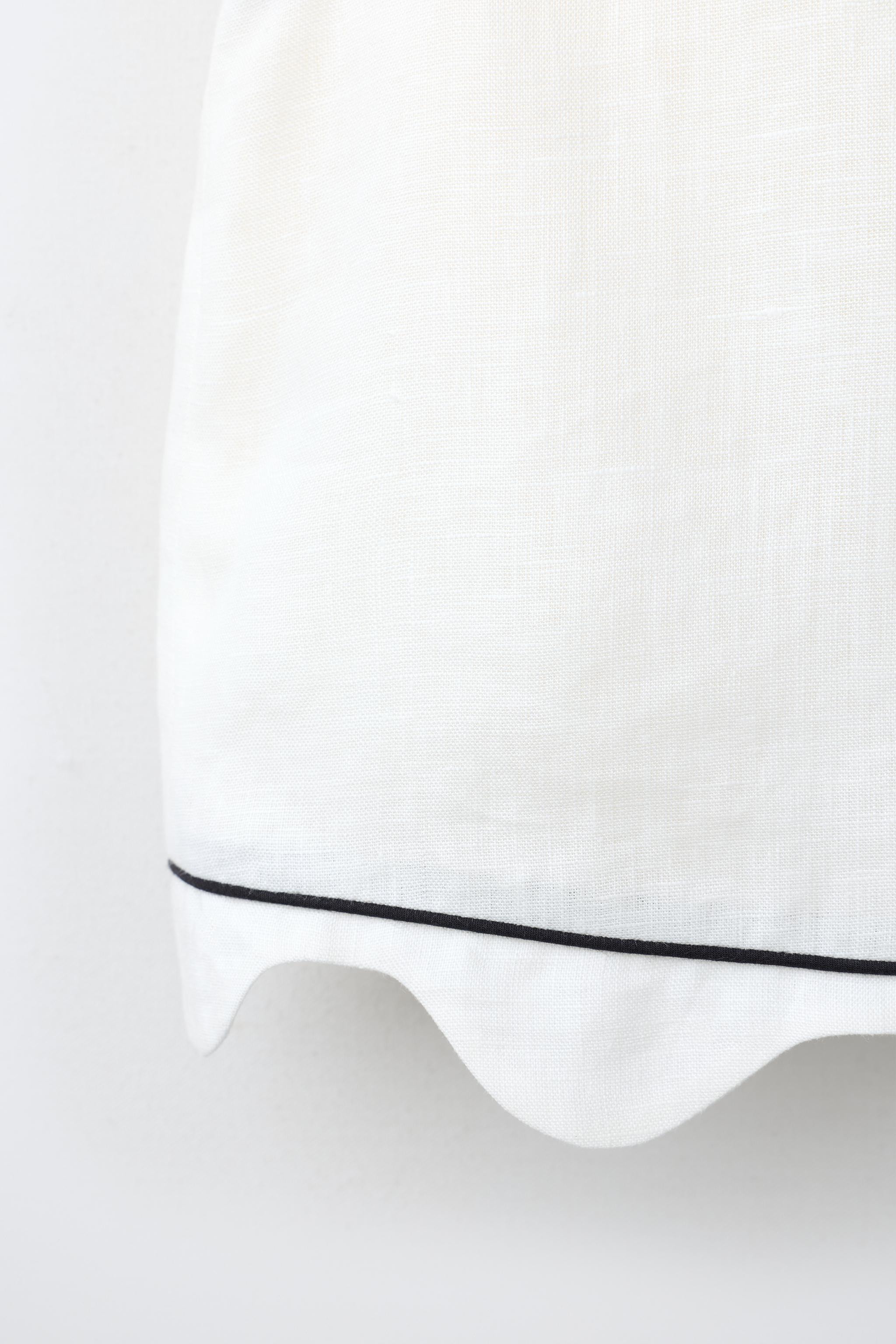 SCALLOPED TOP WITH CONTRAST PIPING